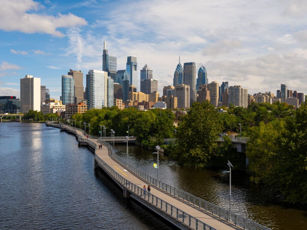 Senderismo en Filadelfia, Estados Unidos: rutas junto al río, bosques urbanos y preparación realista