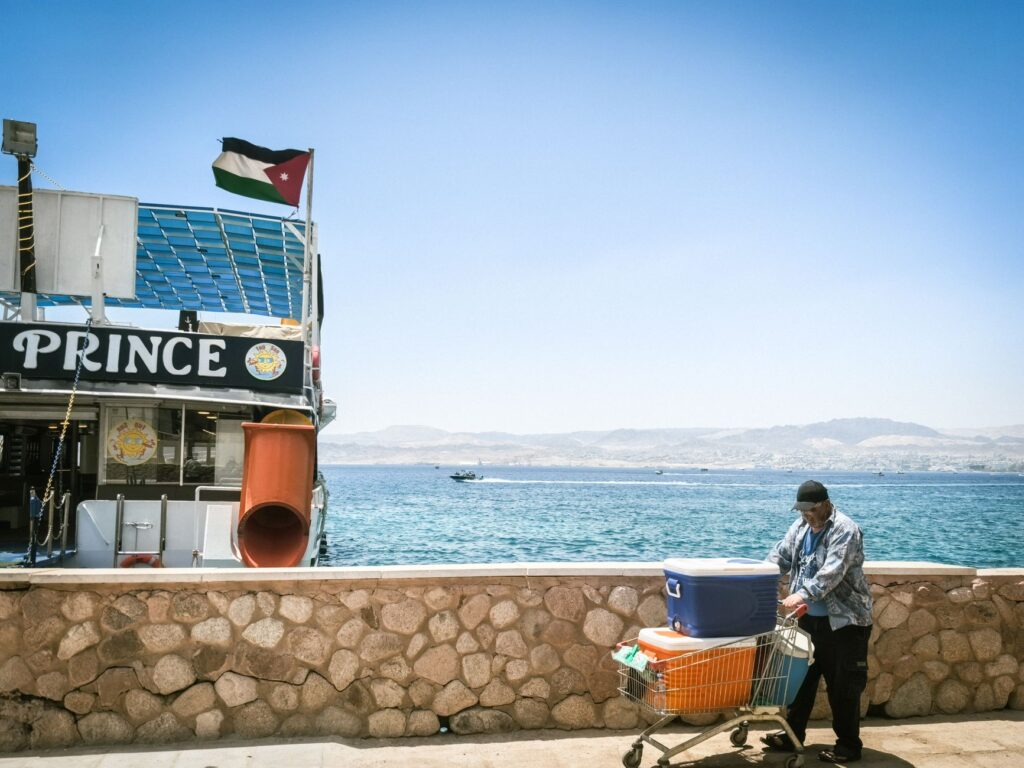 Aqaba, el puerto jordano donde el desierto se abre al golfo y la rutina diaria