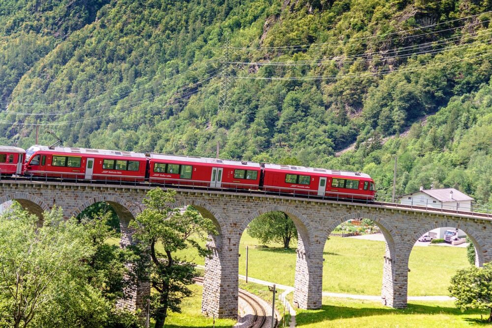 Suiza: el ferrocarril rético, un viaje entre túneles, viaductos y nieve