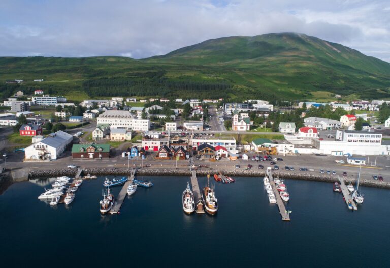 Hafnarfjörður, Islandia: una ciudad que se lee en la lava, el puerto y la memoria