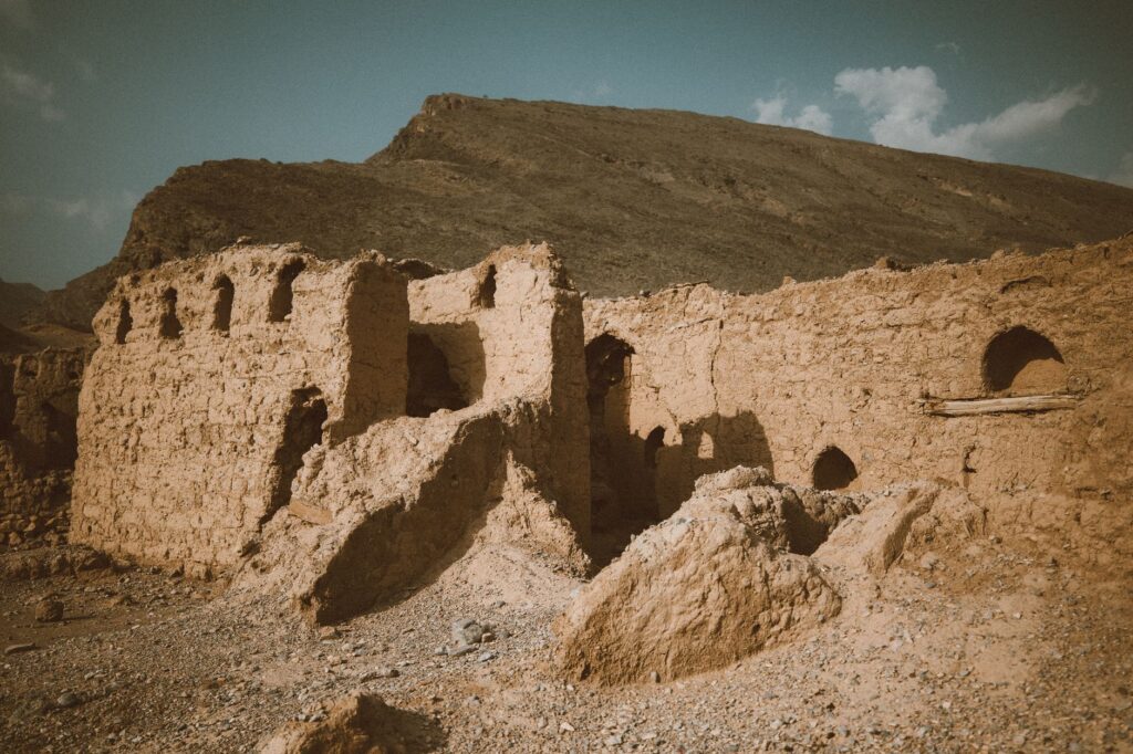 Bahlā’, Omán: La mesa de adobe y dátiles que se hornea entre palmerales y mercados de arcilla