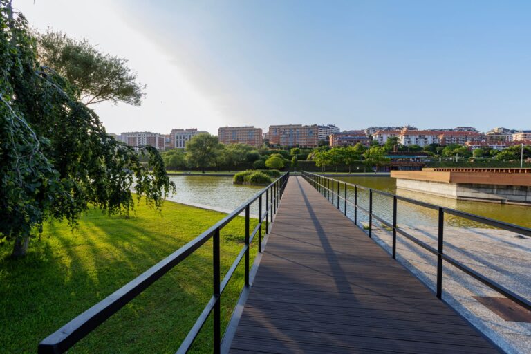 En las termas de Outariz, Ourense reinventa su río: aguas termales, pasarelas de madera y bienestar junto al Miño