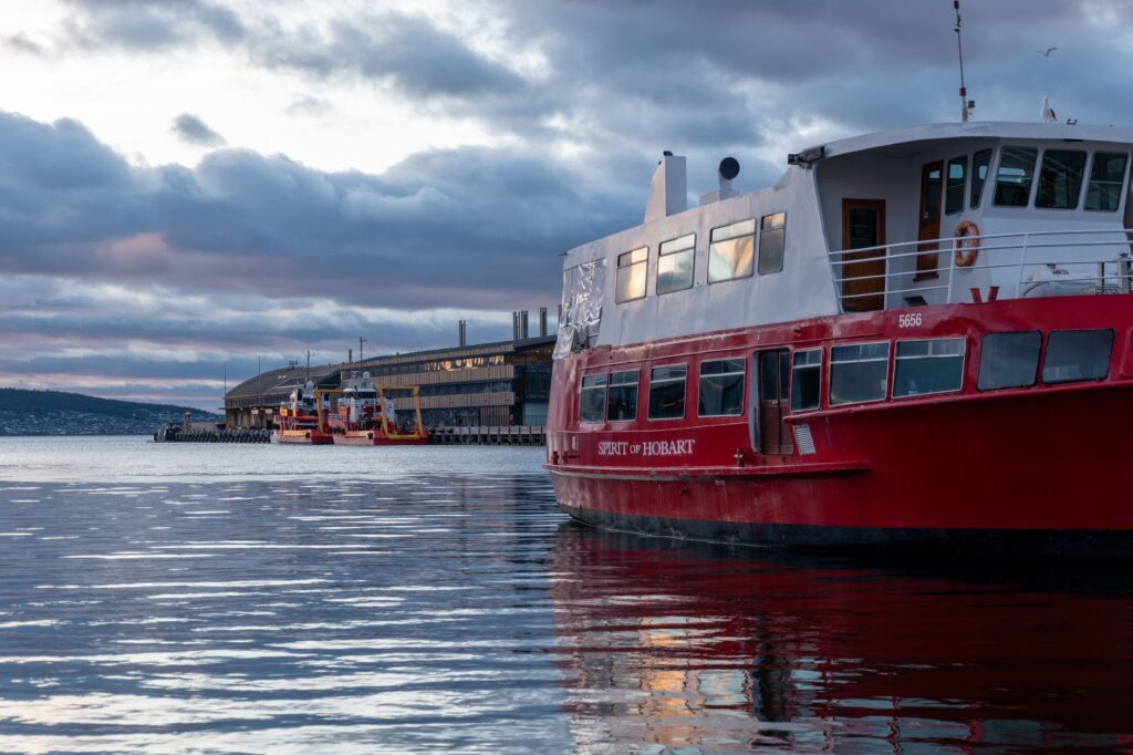 Tasmania sin coche: cómo la isla australiana teje una red de autobuses, ferris y senderos para explorar sus parques