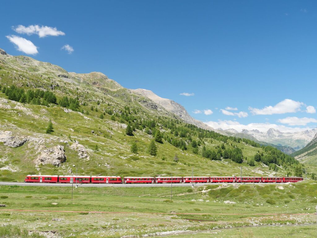 Entre Pontresina y Tirano: el tren que aún cruza los Alpes suizos como en 1910