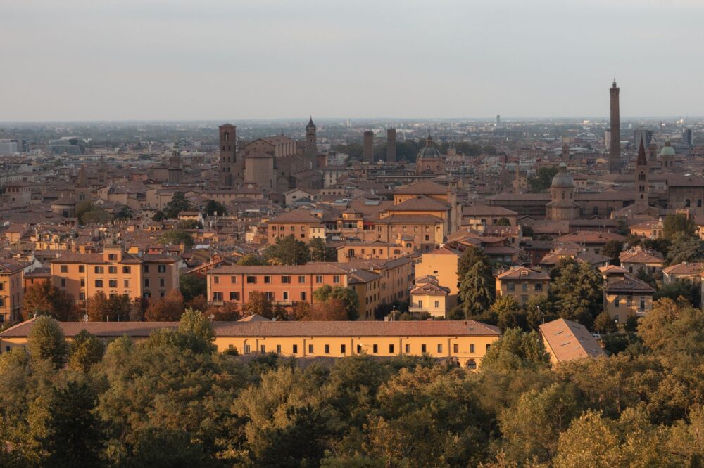 Bolonia, Italia: caminar bajo los pórticos que sostienen una ciudad