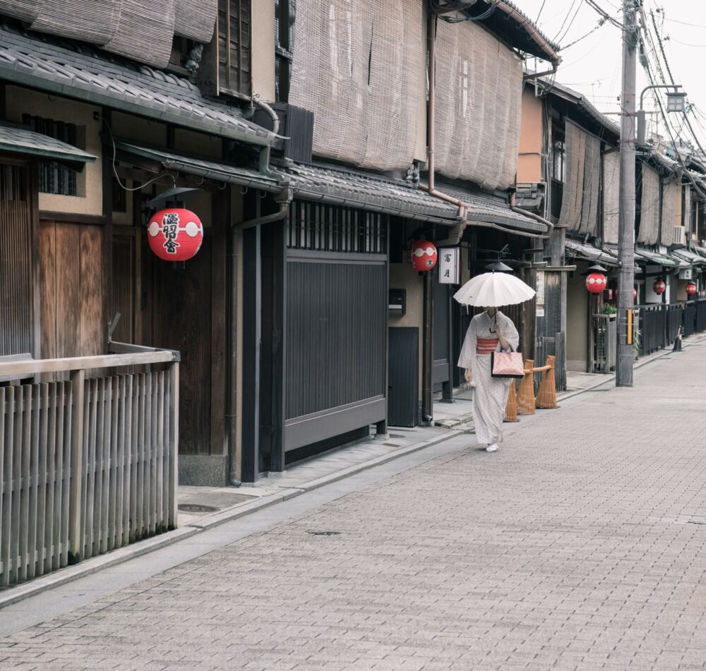 Kioto, más allá del oro: barrios históricos y la convivencia entre visitantes y residentes