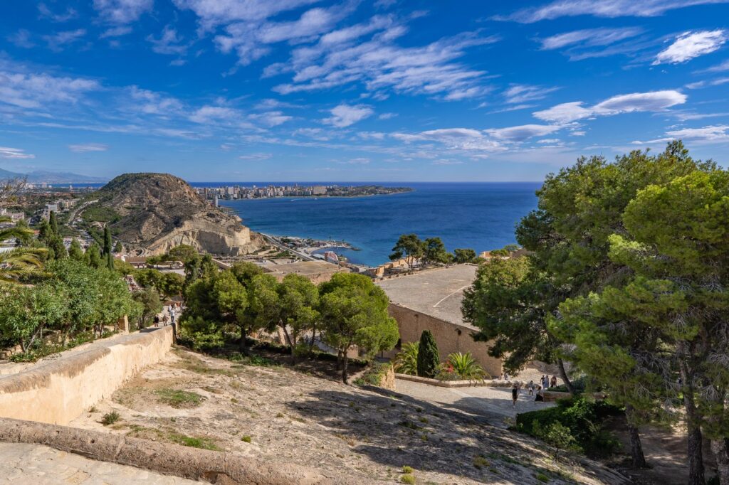 Alicante, España: la ciudad que envejece entre el mar y la memoria de sus barrios