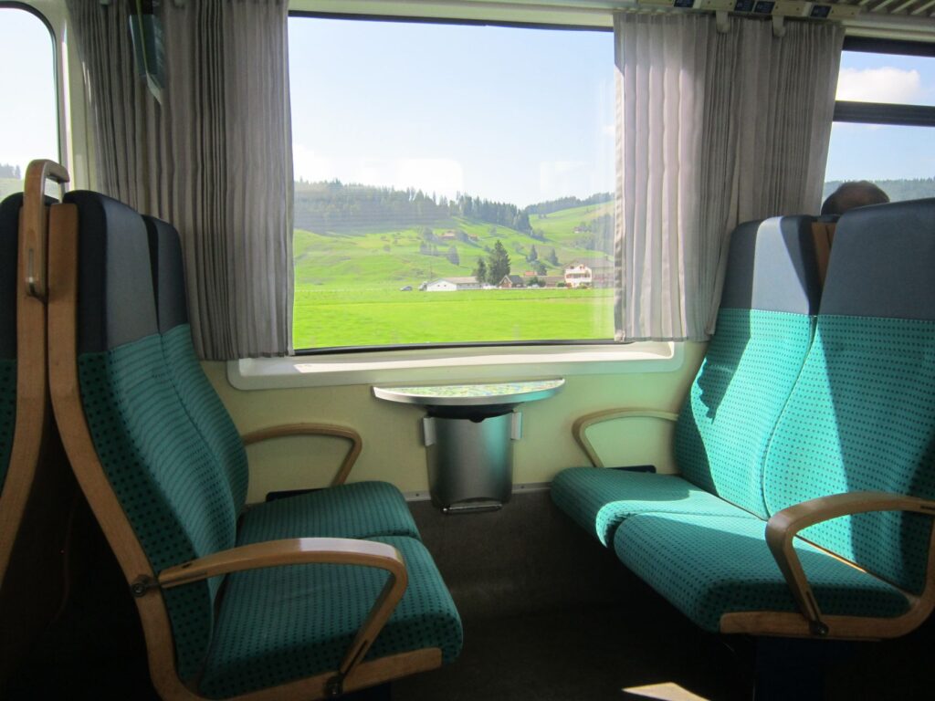 Entre Pontresina y Tirano: el tren que aún cruza los Alpes suizos como en 1910