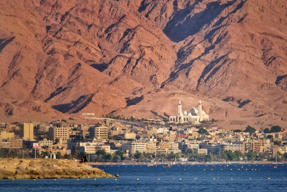 Aqaba, el puerto jordano donde el desierto se abre al golfo y la rutina diaria