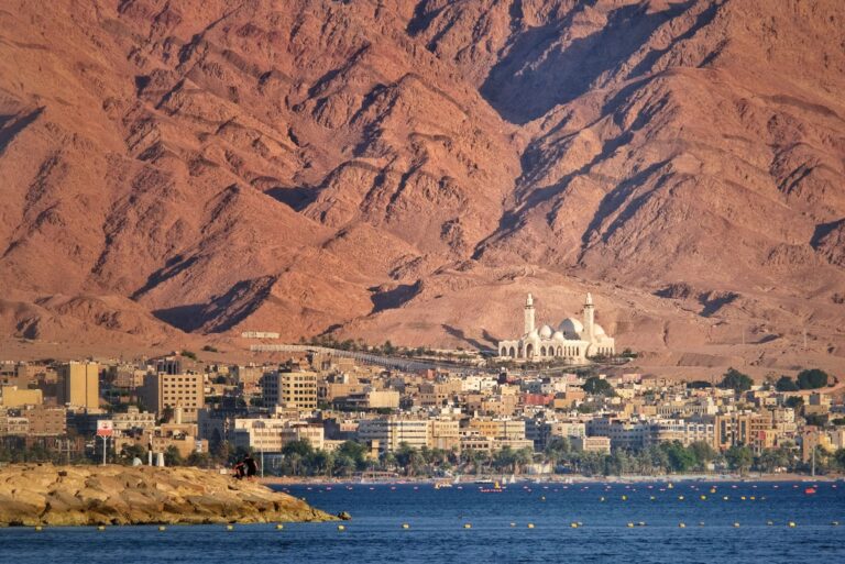 Aqaba, el puerto jordano donde el desierto se abre al golfo y la rutina diaria