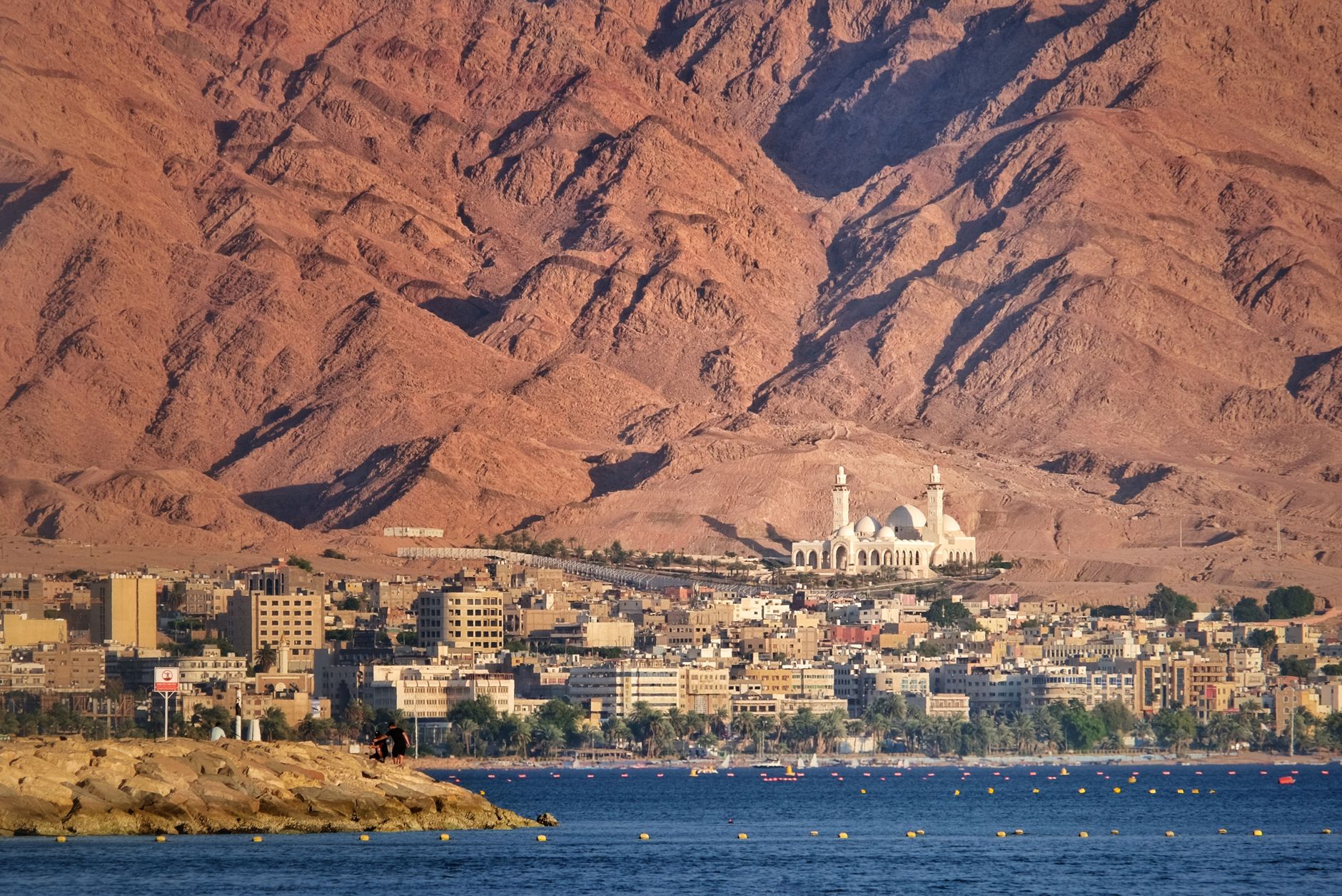 Aqaba, el puerto jordano donde el desierto se abre al golfo y la rutina diaria